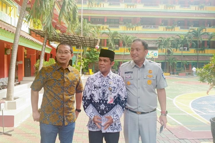Head of Sustainability Kompas Gramedia, Arki Sudito (kiri), Kepala Sekolah SMAN 54, Rustaman (tengah), Kepala PT Jasa Raharja Kantor Wilayah Utama DKI Jakarta, Radito Risangadi (kanan) usai acara ASRI Goes to School SMAN 54 x Jasa Raharja di Jakarta Timur, Kamis (25/9/2025).