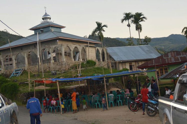 Masjid Fatahilla, Puncak Bukit Kampung Liur, Desa Ranamese, Kecamatan Sambirampas, Kabupaten Manggarai Timur, Flores, Nusa Tenggara Timur, Selasa (24/4/2018).  