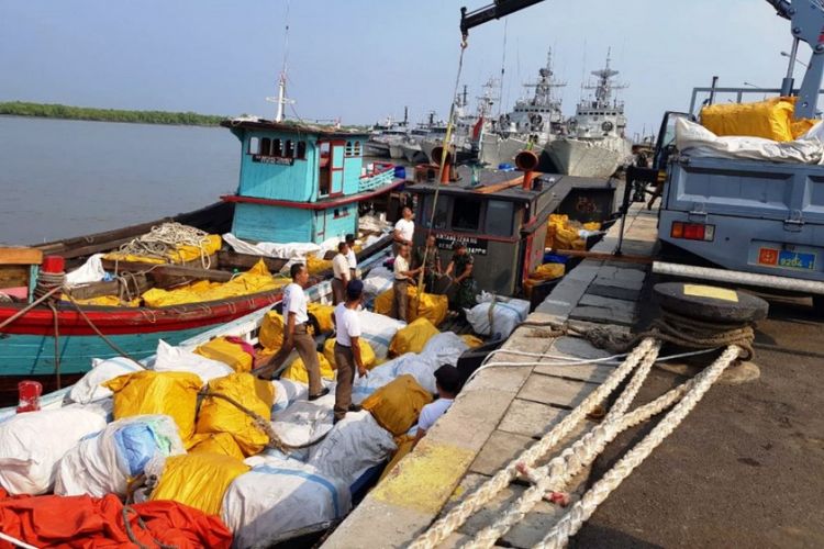 Ilustrasi - Kedua kapal yang diamankan di sungai Tuan, Desa Sei Tuan, Dusun Saur Mateo Kecamatan Pantai Labu Kabupaten Deli Serdang, Sumatera Utara. Membawa 931 ball atau 93,1 Ton balpres (Pakaian Bekas).