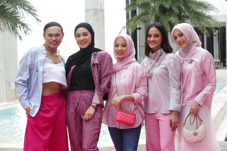 Koleksi baju kolaborasi Barbie X Ayu by Ayu Lestari saat peluncuran di Jakarta, Selasa (14/3/2023). Barbie X Ayu by Ayu Lestari meluncurkan empat koleksi baju dan dua motif hijab.