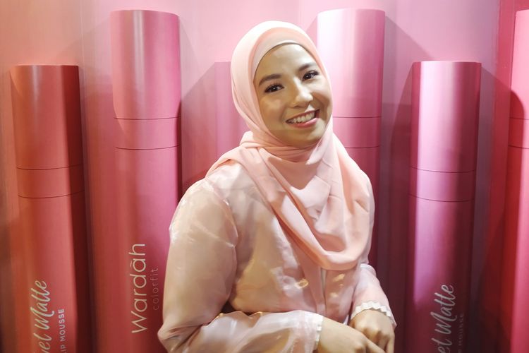 Natasha Rizki berbagi tips menjaga kelembaban bibir di acara peluncuran rangkaian Colorfit Velvet Matte Lip Mousse Wardah, di Kopi Pono, Jakarta, Rabu (25/9).