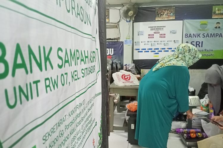 Bank Sampah ASRI yang berada di Jalan Kopo, Gang Parasdi Dalam IV RT 02 RW 07 Kelurahan Situsaeur, Kecamatan Bojongloa Kidul, Kota Bandung, Jawa Barat berhasil kurangi sampah sebanyak 1 ton.