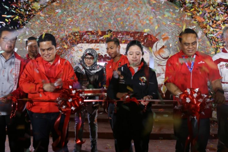 Menko PMK Puan Maharani dan Ketua INASGOC (tengah-tengah) beserta semua jajaran terkait meresmikan Rumah Indonesia untuk Asian Games 2018