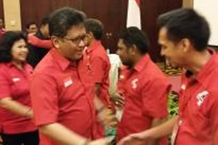 Pelaksana tugas Sekretaris Jenderal PDI Perjuangan Hasto Kristiyanto saat memberi selamat bagi pengurus baru DPD PDI-P Provinsi Papua, di Merauke, Papua, Jumat (20/3/2015).