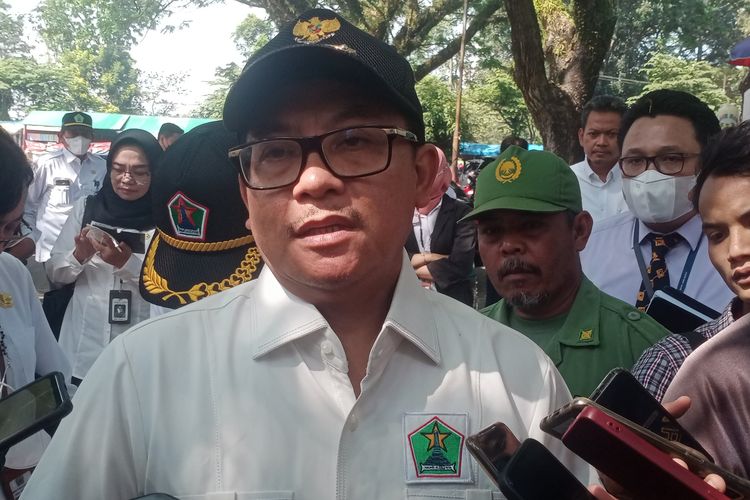 Wali Kota Malang, Sutiaji saat diwawancarai setelah meninjau operasi pasar murah di halaman luar GOR Ken Arok pada Rabu (14/9/2022).