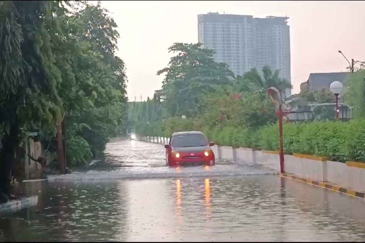 Banjir hingga setengah betis yang merendam wilayah Pondok Timur Mas, Bekasi Selatan, Jumat (12/4/2024).