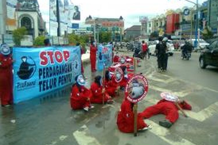 puluhan aktivis menggelar aksi perotes maraknya penjualan dak kasus pencurian telur penyu di Kaltim