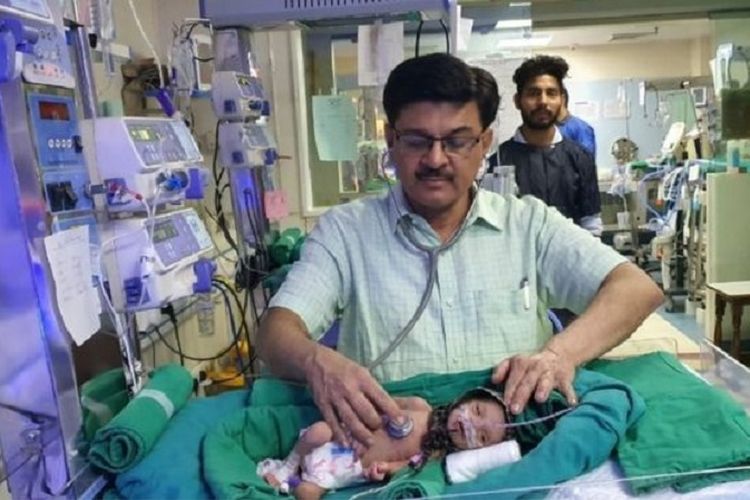 Dokter anak Ravi Khanna ketika memeriksa kondisi bayi baru lahir yang dikubur hidup-hidup di India. Bayi itu mendapat perawatan intensif karena berada dalam kondisi kritis setelah dilaporkan dikubur selama dua hari.