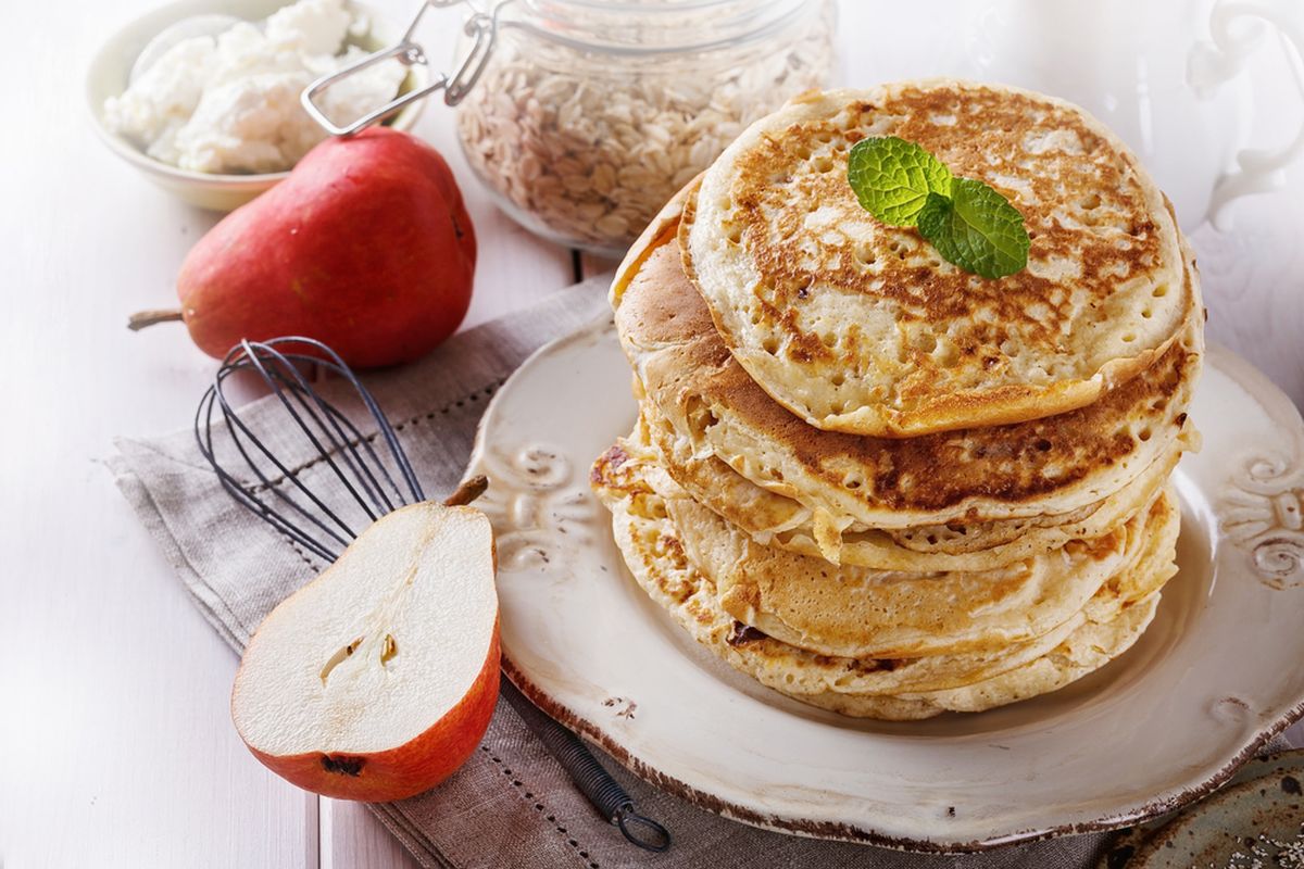 Ilustrasi pancake oatmeal apel. 