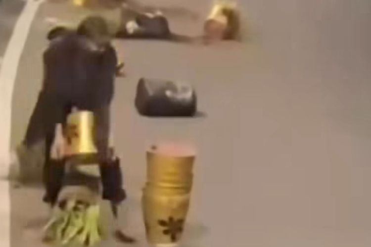 Aksi pencurian pot tanaman di Jalan Gubeng Pojok, Surabaya, Jumat (29/8/2025).