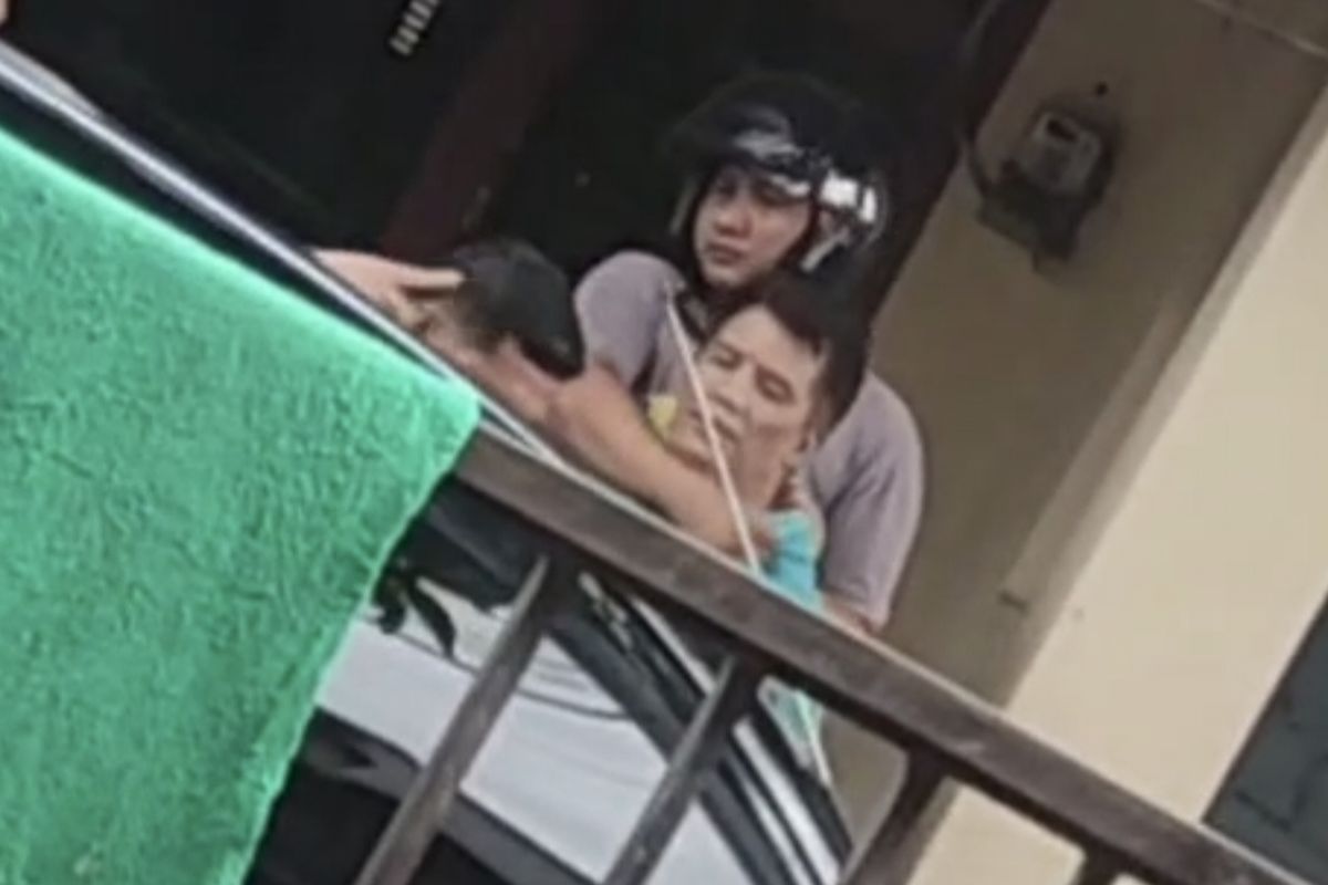 Polisi tangkap pensiunan TNI diduga terlibat pesta sabu-sabu di Jalan Ghazali, Kelurahan Juncangcang, Pamekasan Jawa Timur, Sabtu (14/6/2025).