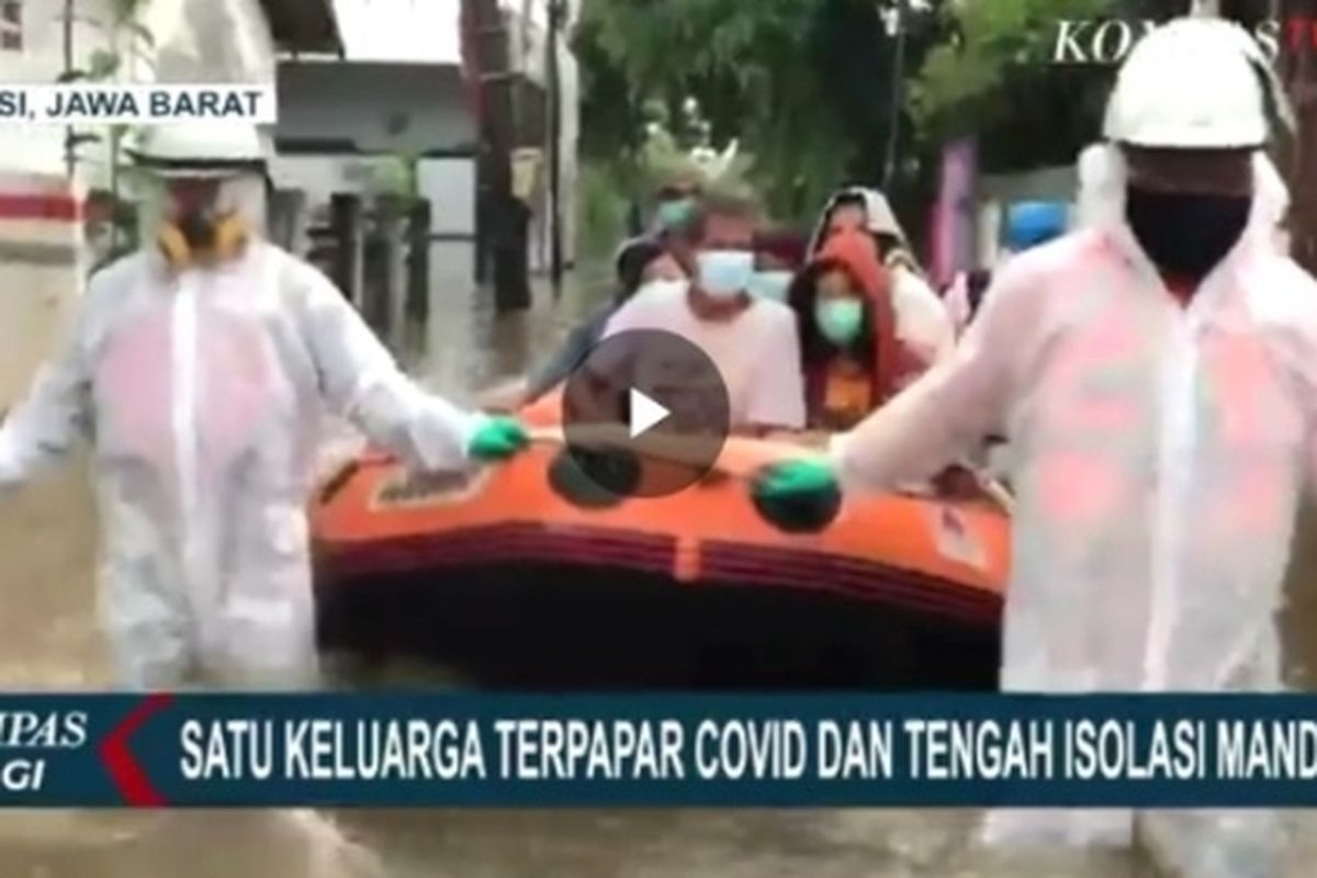 Tangkapan layar Kompas TV, satu keluarga terkonfirmasi positif Covid-19 dievakuasi oleh petugas BPBD dari kediamannya di Perumahan Masnaga, Kelurahan Bintara, Kecamatan Bekasi Barat, Kota Bekasi, Jumat (19/2/2021).