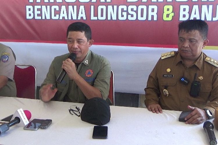 Kepala BNPB Letjen TNI Suharyanto bersama Kepala BPBD Sulsel Amson Padolo dan Pj Bupati Luwu Muh Saleh saat konferensi persi di Media Center posko utama tanggap darurat bencana longsor dan banjir, di Belopa, Selasa (7/5/2024).