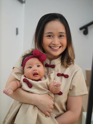 Gritte Agatha mengenakan outfit Imlek yang stylish.