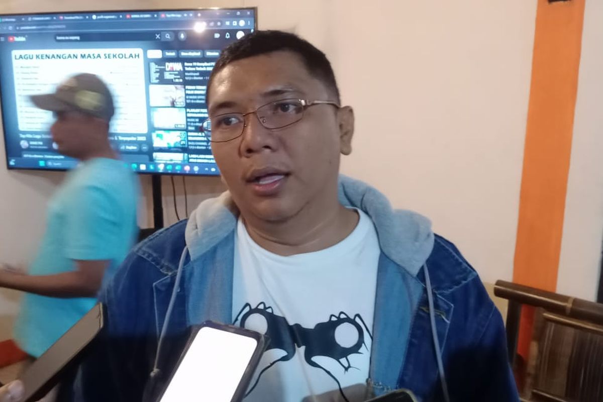 Ketua Bawaslu Kabupaten Bangkalan, Ahmad Mustain Saleh saat menjelaskan adanya ASN di Bangkalan yang aktif membagikan konten politik di media sosial, Jumat (24/11/2023).