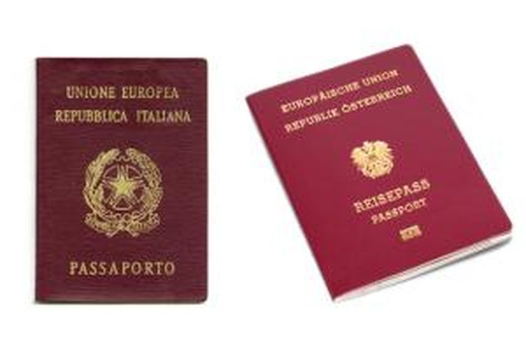 Paspor Italia (kiri) dan paspor Austria (kanan).