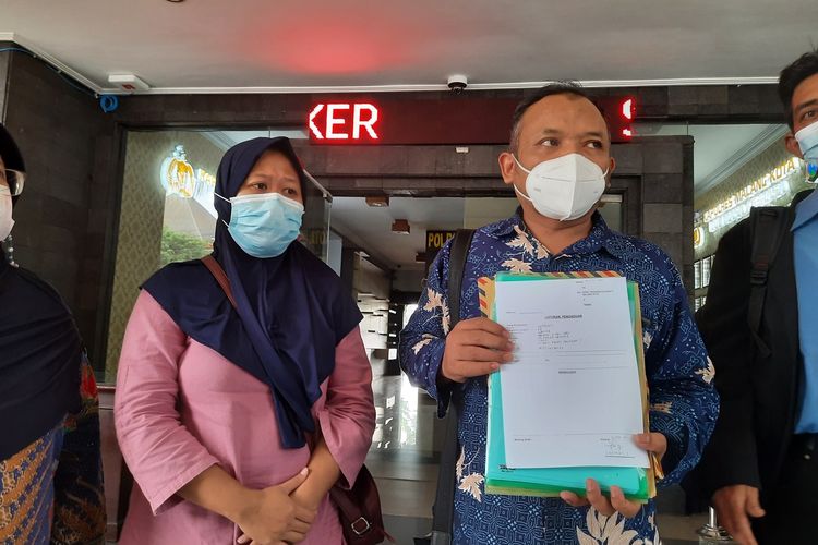 S (40), guru TK yang terjerat Pinjol bersama kuasa hukumnya saat melaporkan kasusnya ke Polresta Malang Kota, Kamis (20/5/2021).