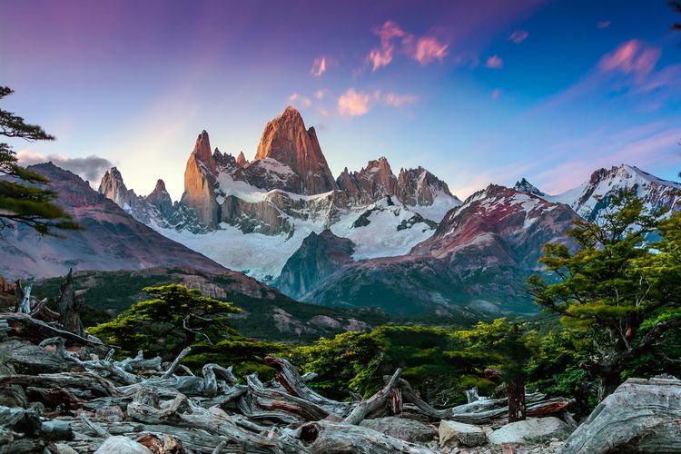 Ilustrasi Argentina - Pegunungan Fitz Roy di perbatasan Argentina dan Chile.