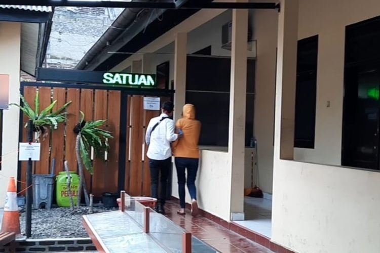 Pasangan suami istri selaku bandar narkoba ditangkap saat menginap di sebuah hotel mewah kawasan Kecamatan Cipedes, Kota Tasikmalaya, Senin (8/6/2020) kemarin.