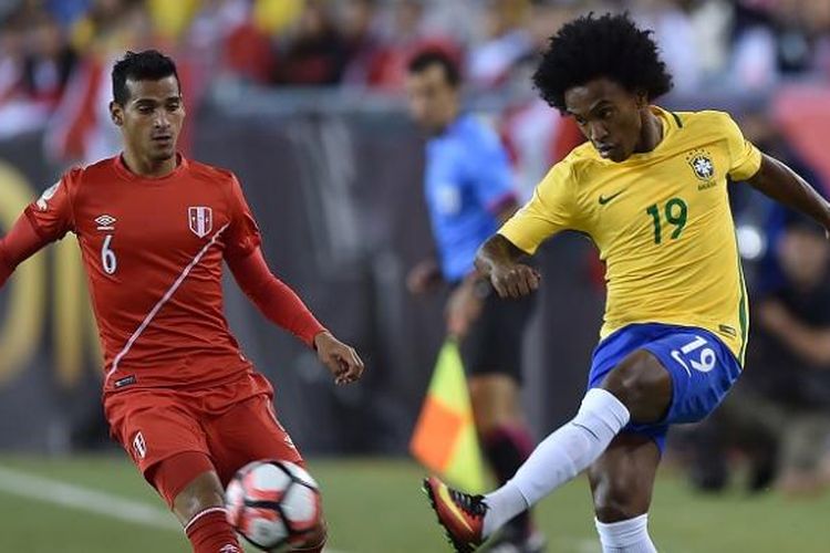 Gelandang Brasil, Willian (kanan), tampil pada laga Grup B Copa America 2016 kontra Peru, di Stadion Gillette, Foxborough, pada Senin (13/6/2016) pagi WIB.