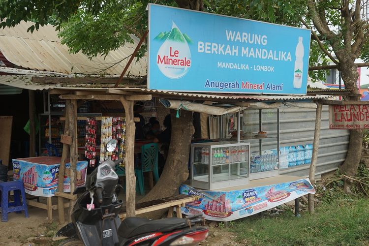 Warung Berkah Mandalika milik Suryati yang terletak di depan Sirkuit Mandalika, Desa Kuta, Lombok Tengah, Nusa Tenggara Barat.