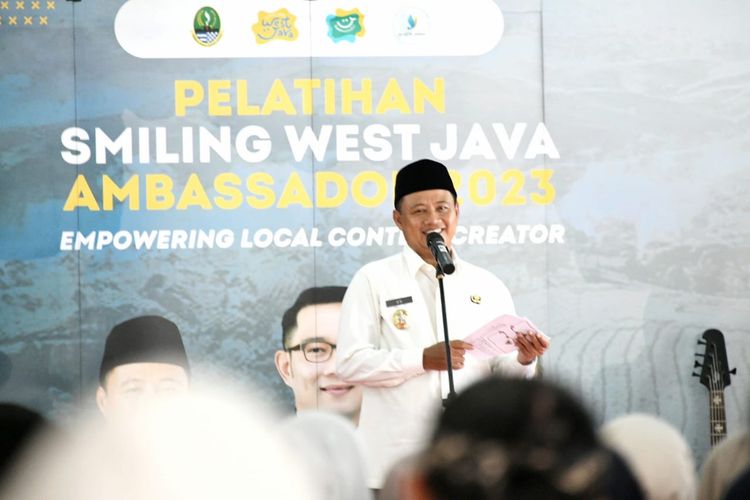 Wakil Gubernur Jawa Barat (Jabar) Uu Ruzhanul Ulum saat membuka pelatihan Smiling West Java (SWJ) Ambassador di Gedung Creative Center, Kota Cirebon, Selasa (13/6/2023). 
