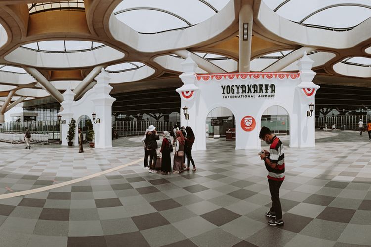 Bandara Yogyakarta International Airport (YIA) Kulon Progo, DI Yogyakarta. Syarat masuk ke Indonesia bagi PPLN kini termasuk sudah mendapatkan vaksin dosis kedua minimal 14 hari sebelum perjalanan.