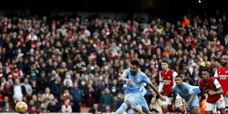 Riyad Mahrez saat melakukan tendangan penalti dalam pertandingan Arsenal vs Man City pada pekan ke-21 Liga Inggris 2021-2022 di Stadion Emirates, Sabtu (1/1/2022). 