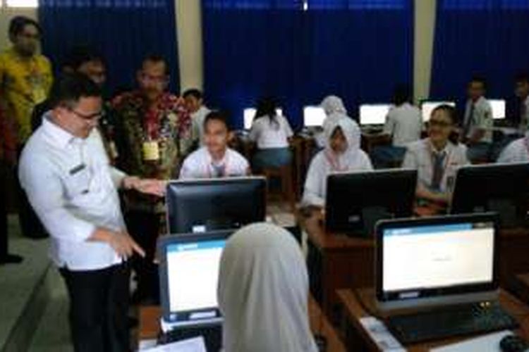 Bupati Banyuwangi Abdullah Azwar Anas saat meninjau ujian nasional berbasis komputet di SMAN 1 Giri.