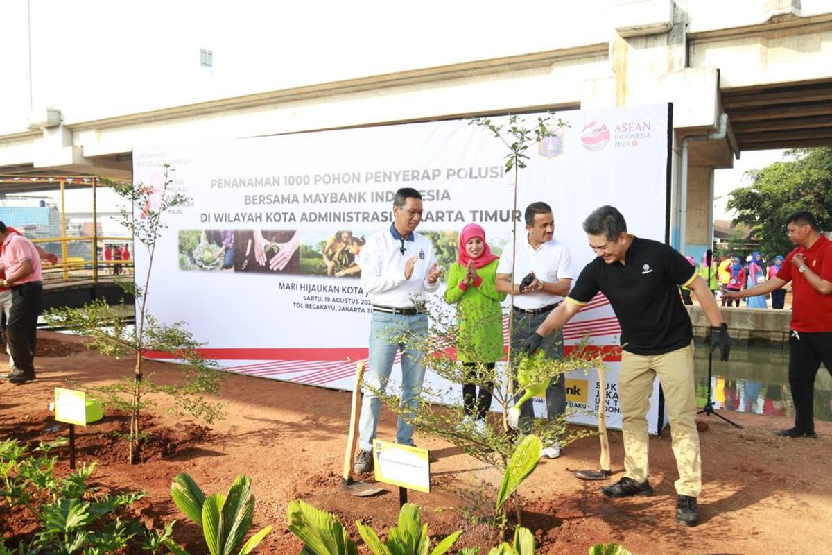 Pj. Gubernur DKI Jakarta Heru Budi Hartono, Wali Kota Jakarta Timur Muhammad Anwar, Presiden Direktur Maybank Indonesia Taswin Zakaria beserta jajaran Komisaris dan Direksi, Green Lab Advocates, serta 100 Maybankers dari 7 Kantor Cabang Maybank Indonesia di sekitar Jakarta Timur menunjukkan komitmen nyata dalam menjadikan ibu kota menjadi lebih hijau dengan menanam 1.500 pohon, Sabtu (19/8/2023).
