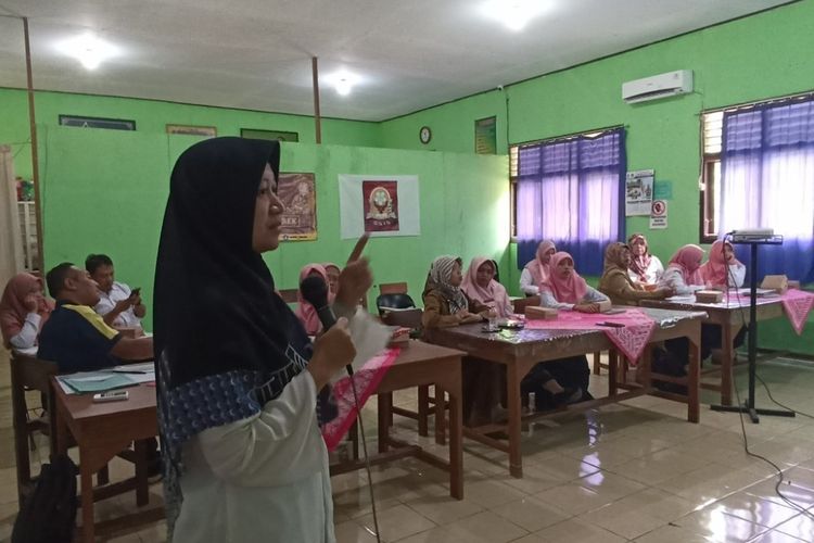 Dr. Wiwiek Afifah, M.Pd., saat memberikan pendampingan pada guru di SMAN 1 Kerek Tuban, Jawa Timur.