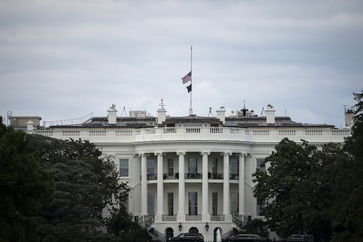 Bendera Amerika Serikat di Gedung Putih, Washington D.C., Amerika Serikat, dikibarkan setengah tiang sebagai ungkapan duka cita untuk Ratu Elizabeth II pada Kamis (8/9/2022). dikibarka