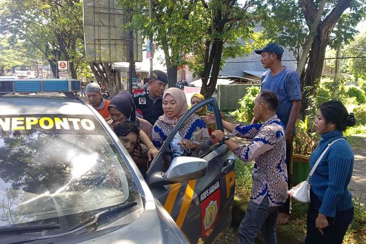 Seorang ibu rumah tangga (IRT) di Kabupaten Jeneponto, Sulawesi Selatan hendak melahirkan dievakuasi ke mobil patroli polisi lataran ambulance yang membawanya mogok Kamis, (3/7/2025).