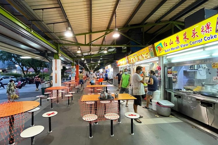 Meja-meja hawker Bukit Merah View 115 terlihat kosong tanpa kursi Senin sore (26/7/2021). Sesuai dengan peraturan lockdown parsial yang sedang diterapkan di Singapura, pusat-pusat makanan seperti restoran, food court, kedai kopi, dan hawker diizinkan beroperasi hanya untuk take away atau membawa pulang makanan hingga 18 Agustus mendatang 