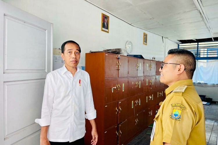 Presiden Joko Widodo usai meninjau  SMP Negeri 1 Warungkondang di Kabupaten Cianjur yang terdampak gempa Senin (5/12/2022).