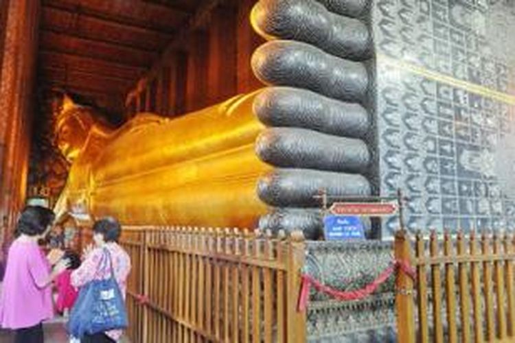 Sejumlah pengunjung mendatangi Candi Wat Pho yang juga dikenal sebagai Temple of Reclining Buddha di Bangkok, Thailand, awal Mei lalu.