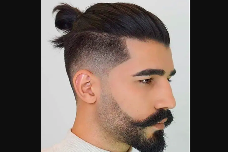 Gaya rambut pria diikat undercut slicked man bun