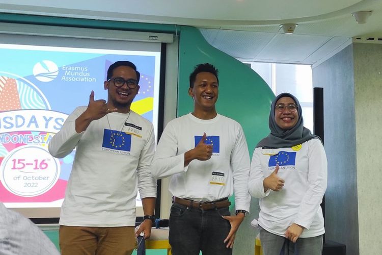 Ariargo Putra (kiri), Aryo Sahid Sajiwo (tengah), dan Fialisa Asriwhardani (kanan) selaku alumni penerima beasiswa Erasmus+ pada acara talk show Erasmus Day 2022, Sabtu (15/10/22).