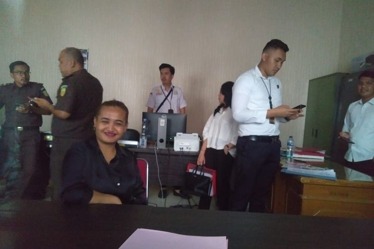 Lina Mukherjee yang menjadi tersangka kasus konten makan kulit babi saat menjalani pemeriksaan di Kejaksaan Negeri Palembang, Senin (10/7/2023).
