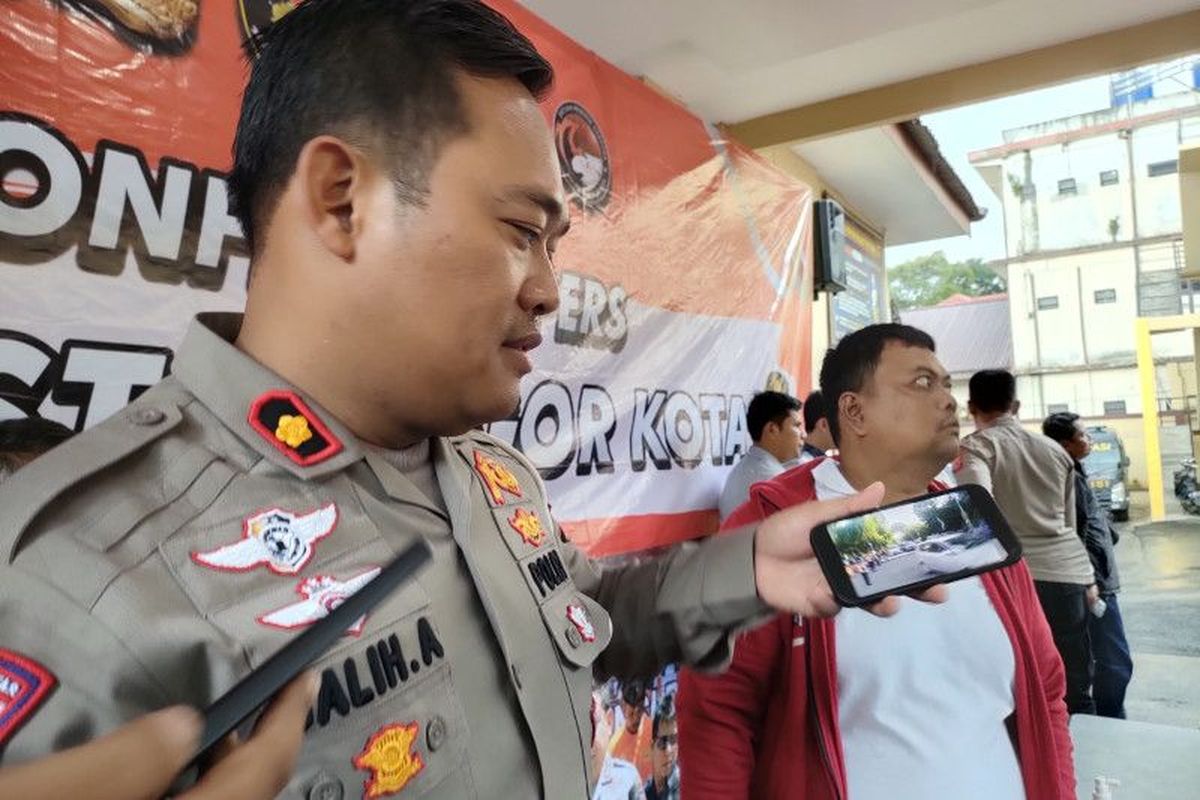 Kasatlantas Polresta Bogor Kota Kompol Galih Apria saat menjelaskan arus lalu lintas dalam pengalihan arus dampak revitalisasi Jembatan Otista di aplikasi Bismo, Jumat (5/5/2023).