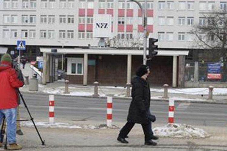 Wartawan menunggu di depan rumah sakit militer di Warsawa, tempat Perdana Menteri Beata Szydlo dirawat.  