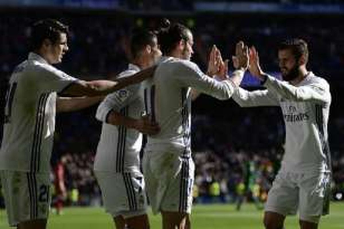 Para pemain Real Madrid merayakan gol Gareth Bale ke gawang Leganes pada pertandingan La Liga di Santiago Bernabeu, Minggu (6/11/2016). 