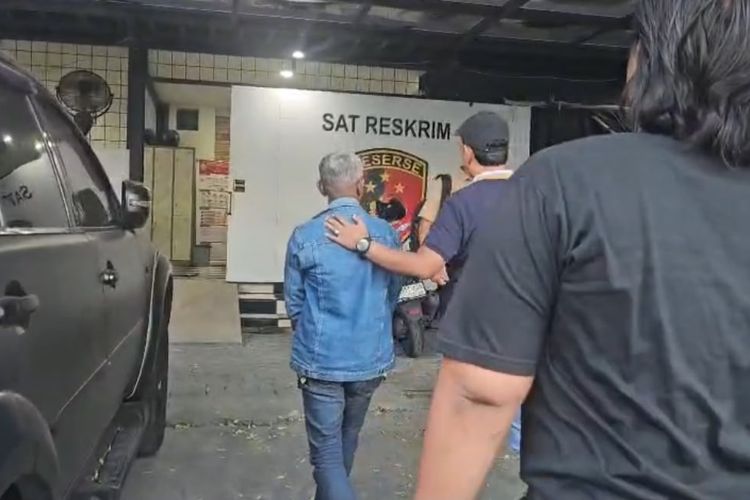 Lansia Ditangkap Usai Curi Rambu Lalu Lintas di Surabaya