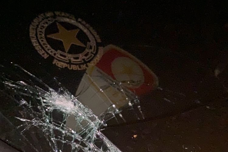 Kondisi kendaraan roda empat Toyota Land Cruiser Prado alami kerusakan pada bagian depan area bumper, serta kaca delan pada sisi kiri dan penutup mesin yang juga alami keruskan ringan.