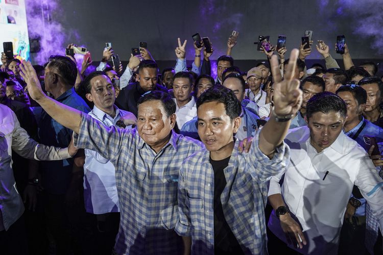 Calon presiden dan calon wakil presiden nomor urut 2 Prabowo Subianto dan Gibran Rakabuming Raka menyapa pendukungnya usai menyampaikan pidato saat menghadiri acara pemantauan hasil hitung cepat atau quick count di Istora Senayan, Jakarta, Rabu (14/2/2024). Prabowo-Gibran menggelar pidato kemenangan usai sejumlah lembaga survei menempatkan capres-cawapres nomor urut 2 unggul atas dua pesaingnya dengan perolehan suara 51-60 persen. 