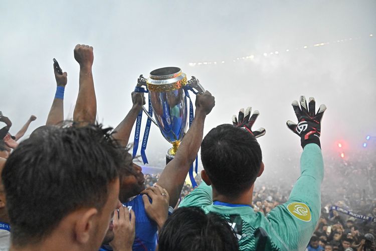 Pesta Persib juara Liga 1 2024-2025 di Stadion Gelora Bandung Lautan Api (GBLA), Sabtu (24/5/2025). 