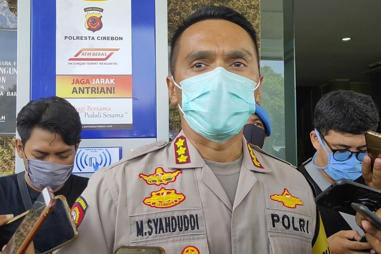 Kapolresta Cirebon Kombes Pol M Syahduddi memberikan keterangan terkait ATM beras kepada sejumlah pekerja media di Mako Polresta Cirebon, Jumat (17/4/2020). ATM beras merupakan upaya Polresta untuk meringankan beban masyarakat terdampak pandemic covid-19 dengan tetap mengikuti aturan Physical Distancing.