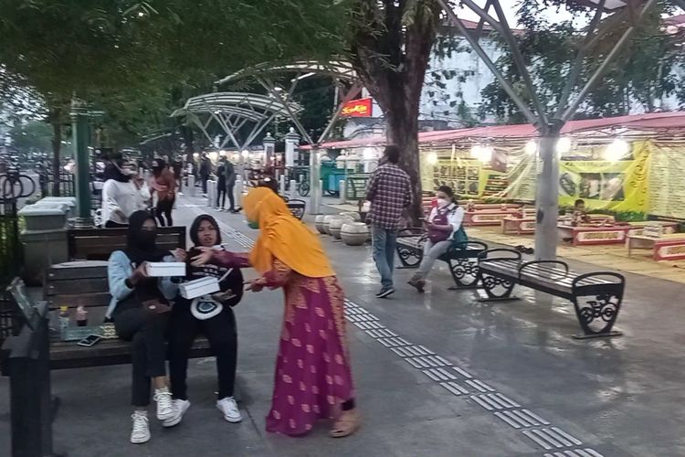 Warga saat membagikan pecel lele kepada wisatawan yang berkunjung ke Malioboro, Rabu (3/6/2021)