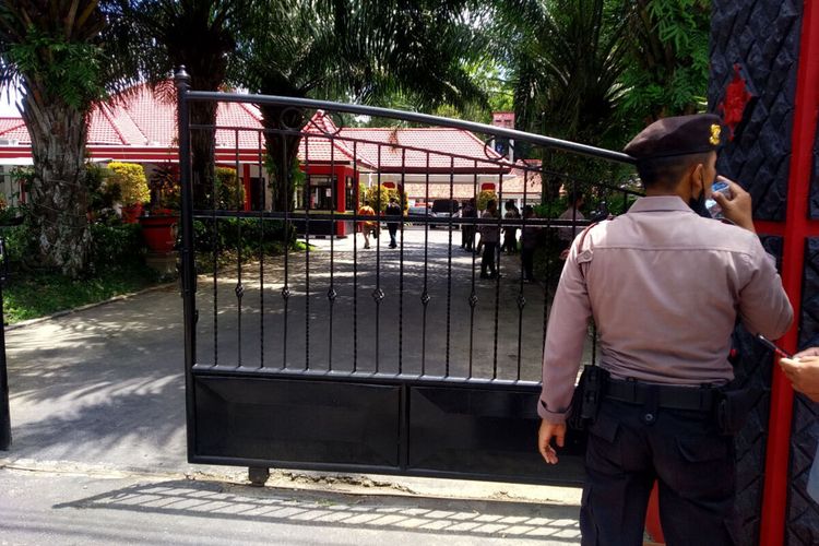 Polisi berjaga di pintu gerbang rumah dinas Wali kota Blitar, Senin (12/12/2022)