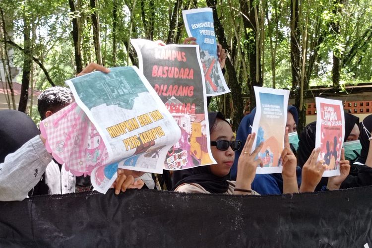 Aksi mahasiswa di halaman Auditorium kampus Universita Pattimura Ambon saat acara wisuda gelombang pertama tahun 2024, Selasa (23/4/2024). Aksi ini menyedot perhatian dan ini bentuk tanggapan atas kasus pelecehan seksual yang kerap terjadi di Unpatti.